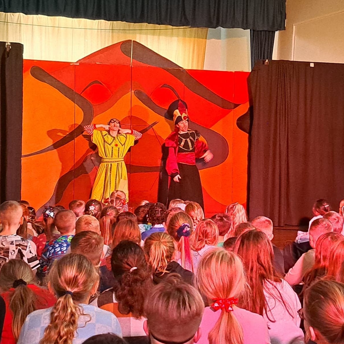bilsthorpe-flying-high-academy-the-pantomime-visit-bfha